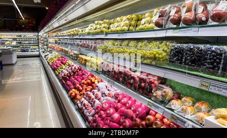 Frutta e verdura in mostra in un supermercato. Negozio di alimentari. Ananas, melone, pompelmo, mandarino, arancia, lemon. Bekasi, Indonesia 7 dicembre 2 Foto Stock