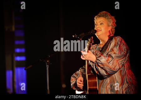 Kaz Hawkins in concerto di apertura del Festival Eclats d'Email Jazz Edition 2023 a Limoges, Francia. La cantante e musicista irlandese Kaz Hawkins apre il fe Foto Stock