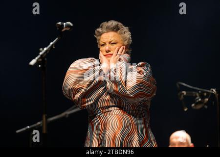 Kaz Hawkins in concerto di apertura del Festival Eclats d'Email Jazz Edition 2023 a Limoges, Francia. La cantante e musicista irlandese Kaz Hawkins apre il fe Foto Stock