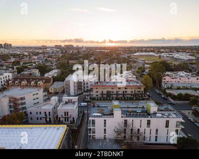 Vista aerea del quartiere Mar Vista con la città di Los Angeles e l'Oceano Pacifico sullo sfondo. Goditi il tramonto con un drone. Foto Stock