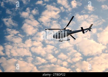 Santos, Brasile. 09.12.22. Elicottero N7085 della Marina brasiliana che sorvola la città. Squadrone elicotteri (HU-1). Monoturbine Squirrel Helibras UH-12. Foto Stock