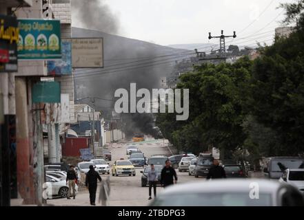 Nablus. 6 dicembre 2023. Il fumo sale durante gli scontri tra palestinesi e soldati israeliani nel campo profughi di Balata vicino alla città di Nablus, nella Cisgiordania settentrionale, il 6 dicembre 2023. Credito: Ayman Nobani/Xinhua/Alamy Live News Foto Stock