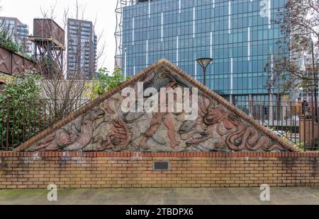 Una scultura piramidale a Riverside Walk, Nine Elms, Londra Foto Stock