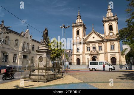 Aparecida, São Paolo, Brasile. Piazza Nossa Senhora de Aparecida, monumento dell'Immacolata Concezione e vecchia basilica di nostra Signora di Aparecida. Foto Stock