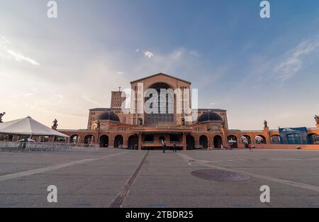 La facciata della Basilica della Cattedrale di nostra Signora apparve in una giornata di sole con cielo blu sullo sfondo. Aparecida do Norte. Foto Stock