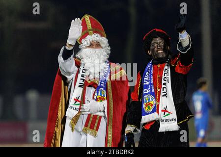 Knokke Heist, Belgio. 6 dicembre 2023. Sinterklaas nella foto davanti a un incontro finale della Croky Cup 1/8 tra Royal Knokke e OH Leuven, a Knokke-Heist, mercoledì 06 dicembre 2023. BELGA PHOTO KURT DESPLENTER Credit: Belga News Agency/Alamy Live News Foto Stock