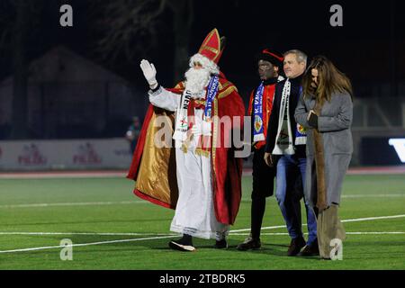 Knokke Heist, Belgio. 6 dicembre 2023. Sinterklaas nella foto davanti a un incontro finale della Croky Cup 1/8 tra Royal Knokke e OH Leuven, a Knokke-Heist, mercoledì 06 dicembre 2023. BELGA PHOTO KURT DESPLENTER Credit: Belga News Agency/Alamy Live News Foto Stock