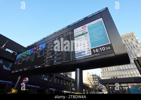 Imbarco partenze sulla stazione di Euston Plaza avvertimento di azioni industriali da parte di ASLEF il 9 dicembre 2023, a Londra, Regno Unito Foto Stock