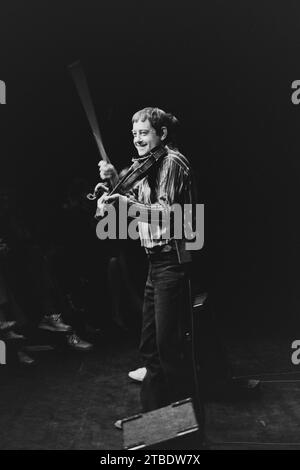 Dave Swarbrick suona con Whippersnapper, il gruppo progressive folk britannico che si esibisce al Merlin Theatre di Frome, Somerset nel gennaio 1987. Foto Stock