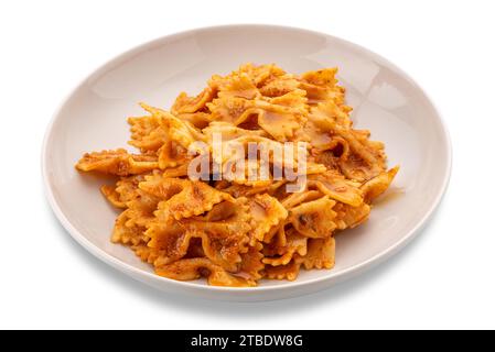Farfalle con pomodoro e peperoncino, salsa all'aglio e olio d'oliva in piatto bianco isolato su bianco con percorso di ritaglio incluso Foto Stock