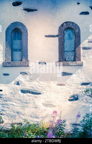 esterno tradizionale edificio bianco mediterraneo con due finestre ad arco Foto Stock