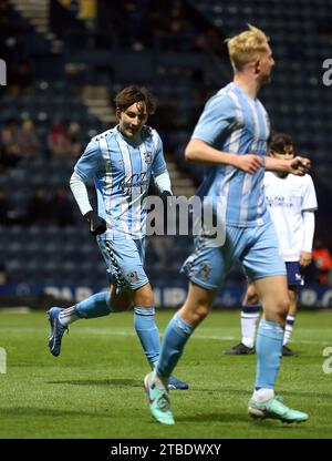 L'Aidan Dausch del Coventry City (sinistra) celebra il primo gol della squadra durante la partita di fa Youth Cup al Deepdale Stadium, Preston. Data foto: Mercoledì 6 dicembre 2023. Foto Stock