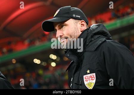 Stoccarda, Germania. 6 dicembre 2023. Calcio: DFB Cup, VfB Stoccarda - Borussia Dortmund, round of 16, MHPArena. L'allenatore di Stoccarda Sebastian Hoeneß entra nello stadio. NOTA IMPORTANTE: In conformità alle norme della DFL German Football League e della DFB German Football Association, è vietato utilizzare o far utilizzare fotografie scattate nello stadio e/o della partita sotto forma di immagini sequenziali e/o di serie di foto simili a video. Credito: Tom Weller/dpa/Alamy Live News Foto Stock
