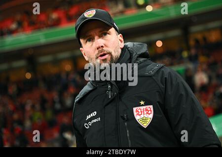 Stoccarda, Germania. 6 dicembre 2023. Calcio: DFB Cup, VfB Stoccarda - Borussia Dortmund, round of 16, MHPArena. L'allenatore di Stoccarda Sebastian Hoeneß entra nello stadio. NOTA IMPORTANTE: In conformità alle norme della DFL German Football League e della DFB German Football Association, è vietato utilizzare o far utilizzare fotografie scattate nello stadio e/o della partita sotto forma di immagini sequenziali e/o di serie di foto simili a video. Credito: Tom Weller/dpa/Alamy Live News Foto Stock