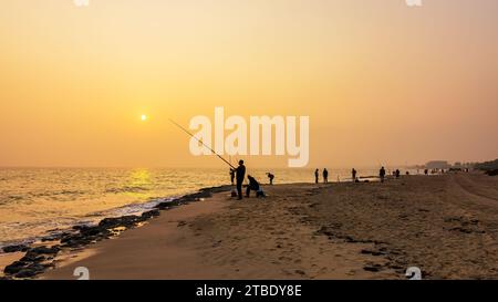 RAS Tanura Beach è una destinazione popolare vicino alla città di Jubail, in Arabia Saudita. Questa spiaggia offre una varietà di attività come nuoto e pesca. Foto Stock