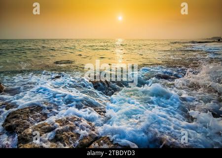 RAS Tanura Beach è una destinazione popolare vicino alla città di Jubail, in Arabia Saudita. Questa spiaggia offre una varietà di attività come nuoto e pesca. Foto Stock