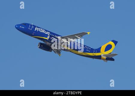 JetBlue Airway 'Veterans livery, Airbus A320-232 con registrazione N775JB mostrato lasciando LAX, Aeroporto Internazionale di Los Angeles. Foto Stock