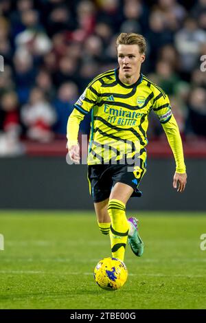 Londra, Regno Unito. 25 novembre 2023. Martin Odegaard dell'Arsenal FC durante la partita di Premier League tra Brentford e Arsenal al Gtech Community Stadium, Londra, Inghilterra il 25 novembre 2023. Foto di Phil Hutchinson. Solo per uso editoriale, licenza necessaria per uso commerciale. Nessun utilizzo in scommesse, giochi o pubblicazioni di un singolo club/campionato/giocatore. Credito: UK Sports Pics Ltd/Alamy Live News Foto Stock