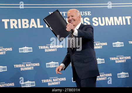 Washington, USA. 6 dicembre 2023. Il presidente DEGLI STATI UNITI Joe Biden fa osservazioni al vertice delle Nazioni tribali della Casa Bianca presso il Dipartimento degli interni di Washington il 6 dicembre 2023. Foto di Yuri Gripas/Pool/Sipa USA credito: SIPA USA/Alamy Live News Foto Stock