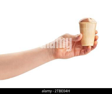 tazza per gelato nel percorso delle mani isolata su bianco Foto Stock