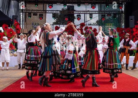 Szczepanow, Polonia - 2 settembre 2023: Esibizione di gruppo di danza folcloristica tradizionale polacca sul palco al festival del raccolto del voivodato. Foto Stock