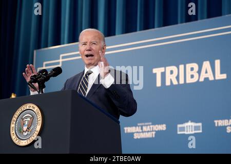 Washington, USA. 6 dicembre 2023. Il presidente DEGLI STATI UNITI Joe Biden fa osservazioni al vertice delle Nazioni tribali della Casa Bianca presso il Dipartimento degli interni di Washington il 6 dicembre 2023. Foto di Yuri Gripas/Pool/Sipa USA credito: SIPA USA/Alamy Live News Foto Stock