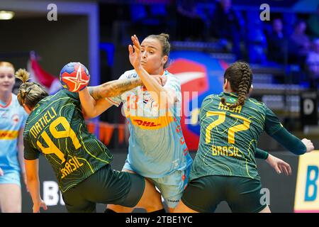 Fredrikshavn, Danimarca. 6 dicembre 2023. FREDRIKSHAVN, DANIMARCA - 6 DICEMBRE: Yvette Broch dei Paesi Bassi attacca e difende da Patricia Matieli Machado del Brasile, Kelly Mattieli Machado del Brasile durante la 26a partita del Campionato del mondo femminile IHF Handball Main Round IV tra Paesi Bassi e Brasile all'Arena Nord il 6 dicembre 2023 a Fredrikshavn, Danimarca. (Foto di Henk Seppen/Orange Pictures) credito: Orange Pics BV/Alamy Live News Foto Stock