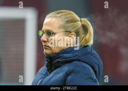 SARINA WIEGMAN, capo-allenatore della nazionale di calcio femminile inglese. Immagine scattata mentre guardava i giocatori allenarsi e riscaldarsi, prima Foto Stock