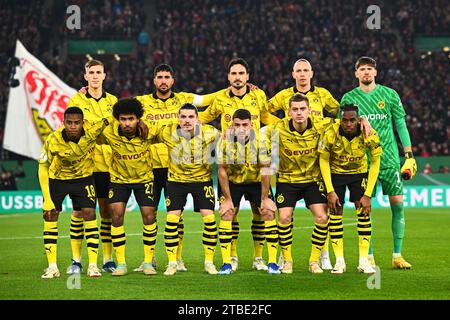 Stoccarda, Germania. 6 dicembre 2023. Calcio: DFB Cup, VfB Stoccarda - Borussia Dortmund, round of 16, MHPArena. Foto della squadra di Dortmund. NOTA IMPORTANTE: In conformità alle norme della DFL German Football League e della DFB German Football Association, è vietato utilizzare o far utilizzare fotografie scattate nello stadio e/o della partita sotto forma di immagini sequenziali e/o di serie di foto simili a video. Credito: Tom Weller/dpa/Alamy Live News Foto Stock