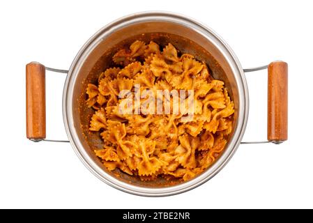 Farfalle con salsa di pomodoro e peperoncino, aglio e olio d'oliva in pentola, vista dall'alto isolata su bianco con sentiero di ritaglio incluso Foto Stock