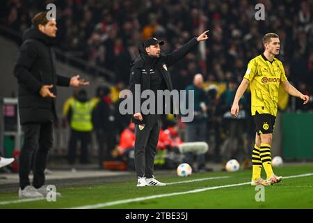 Stoccarda, Germania. 6 dicembre 2023. Calcio: DFB Cup, VfB Stoccarda - Borussia Dortmund, round of 16, MHPArena. L'allenatore di Stoccarda Sebastian Hoeneß dà istruzioni a bordo campo. NOTA IMPORTANTE: In conformità alle norme della DFL German Football League e della DFB German Football Association, è vietato utilizzare o far utilizzare fotografie scattate nello stadio e/o della partita sotto forma di immagini sequenziali e/o di serie di foto simili a video. Credito: Tom Weller/dpa/Alamy Live News Foto Stock