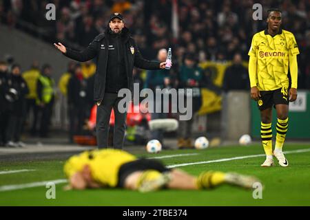 Stoccarda, Germania. 6 dicembre 2023. Calcio: DFB Cup, VfB Stoccarda - Borussia Dortmund, round of 16, MHPArena. L'allenatore di Stoccarda Sebastian Hoeneß (l) gesticola a bordo campo. NOTA IMPORTANTE: In conformità alle norme della DFL German Football League e della DFB German Football Association, è vietato utilizzare o far utilizzare fotografie scattate nello stadio e/o della partita sotto forma di immagini sequenziali e/o di serie di foto simili a video. Credito: Tom Weller/dpa/Alamy Live News Foto Stock
