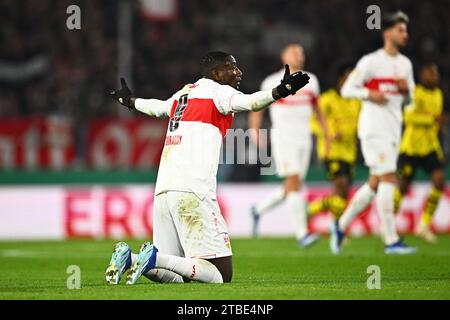 Stoccarda, Germania. 6 dicembre 2023. Calcio: DFB Cup, VfB Stoccarda - Borussia Dortmund, round of 16, MHPArena. I gesticolati Serhou Guirassy di Stoccarda. NOTA IMPORTANTE: In conformità alle norme della DFL German Football League e della DFB German Football Association, è vietato utilizzare o far utilizzare fotografie scattate nello stadio e/o della partita sotto forma di immagini sequenziali e/o di serie di foto simili a video. Credito: Tom Weller/dpa/Alamy Live News Foto Stock