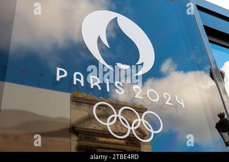 Primo piano del logo di Parigi 2024, simbolo dei Giochi Olimpici estivi di Parigi, con gli anelli olimpici Foto Stock