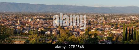 Il paesaggio urbano di Vicenza alla luce della sera. Foto Stock