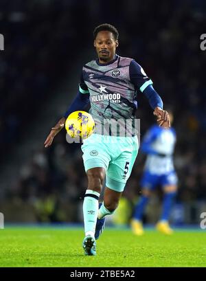 Ethan Pinnock di Brentford in azione durante la partita di Premier League all'American Express Stadium, Brighton e Hove. Data foto: Mercoledì 6 dicembre 2023. Foto Stock