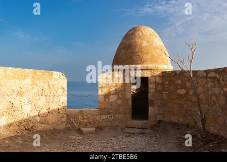 Mura della Fortezza, costruita nel XVI secolo, a Rethymno, in Grecia. Foto Stock