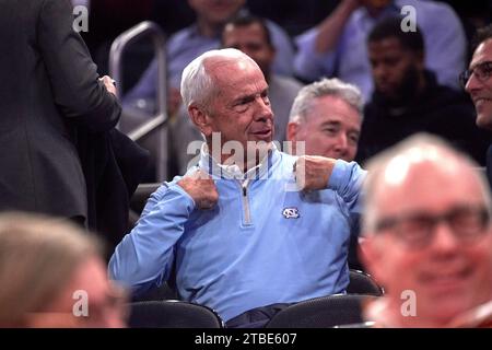 L'ex capo-allenatore dei North Carolina Tar Heels Roy Williams durante la partita Jimmy V Classic tra i Connecticut Huskies e i North Carolina Tar Heels al Madison Square Garden di New York il 5 dicembre 2023. Duncan Williams/CSM (immagine di credito: © Duncan Williams/Cal Sport Media) Foto Stock