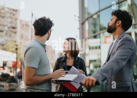 Un team aziendale si occupa di strategie per la crescita aziendale, discutendo di gestione del budget e investimenti innovativi. Foto Stock