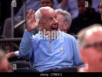 L'ex capo-allenatore dei North Carolina Tar Heels Roy Williams durante la partita Jimmy V Classic tra i Connecticut Huskies e i North Carolina Tar Heels al Madison Square Garden di New York il 5 dicembre 2023. Duncan Williams/CSM Foto Stock