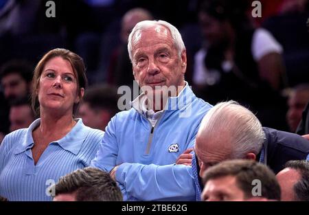 L'ex capo-allenatore dei North Carolina Tar Heels Roy Williams durante la partita Jimmy V Classic tra i Connecticut Huskies e i North Carolina Tar Heels al Madison Square Garden di New York il 5 dicembre 2023. Duncan Williams/CSM Foto Stock