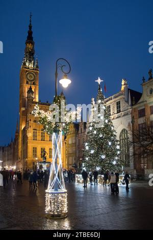 Danzica, Polonia. 6 dicembre 2023. Decorazioni natalizie su Dlugi Targ nel centro storico di Danzica© Wojciech Strozyk / Alamy Live News Foto Stock