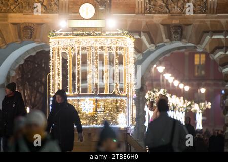 Danzica, Polonia. 6 dicembre 2023. Decorazioni natalizie su Dlugi Targ nel centro storico di Danzica© Wojciech Strozyk / Alamy Live News Foto Stock