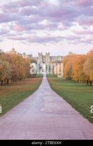 Windsor, Inghilterra; 6 dicembre 2023 - Una vista della lunga passeggiata a Windsor, Inghilterra Foto Stock