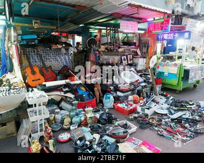 Vista di una bancarella nel mercato di strada nel quartiere Sham Shui po di Hong Kong Kowloon vende tutto tranne un lavandino da cucina Foto Stock