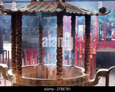 Bastoncini di incenso bruciati nel tempio cinese di Hong Kong Foto Stock