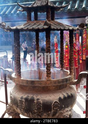 Bastoncini di incenso bruciati nel tempio cinese di Hong Kong Foto Stock