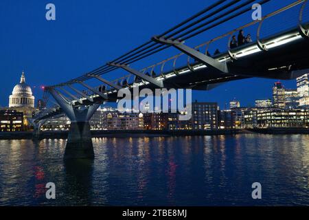 UK Weather, 6 dicembre 2023, Londra: Dopo il tramonto in una fredda giornata limpida -- l'ultima prima che altre bande di pioggia siano previste per diversi giorni -- le luci della Cattedrale di St Paul, del Millennium Bridge e degli uffici della City di Londra si riflettono nelle calme acque del Tamigi. Crediti: Anna Watson/Alamy Live News Foto Stock