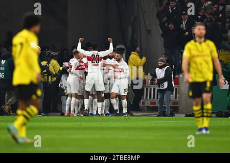 Stoccarda, Germania. 6 dicembre 2023. Calcio: DFB Cup, VfB Stoccarda - Borussia Dortmund, round of 16, MHPArena. Il team VfB Stuttgart celebra l'1:0 attraverso la Guirassy di Stoccarda. NOTA IMPORTANTE: In conformità alle norme della DFL German Football League e della DFB German Football Association, è vietato utilizzare o far utilizzare fotografie scattate nello stadio e/o della partita sotto forma di immagini sequenziali e/o di serie di foto simili a video. Credito: Tom Weller/dpa/Alamy Live News Foto Stock