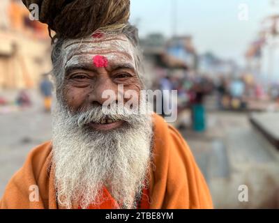 Ritratto della testa e delle spalle di Sadhu sorridente, Varanasi, Uttar Pradesh, India Foto Stock